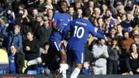 Striker Chelsea Michy Batshuayi (kiri) merayakan gol bersama Eden Hazard pada laga melawan Watford di Stamford Bridge, London, Sabtu (21/10/2017). (AFP/Ian Kington)