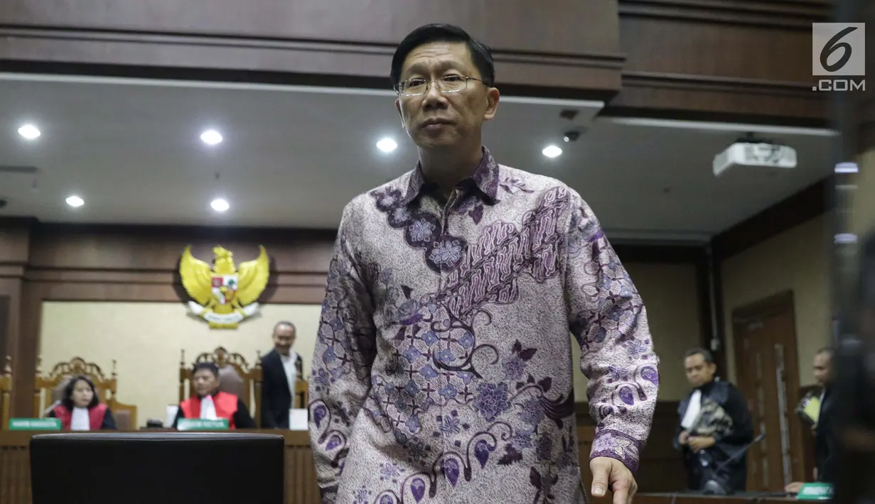 Terdakwa suap pengadaan barang/jasa di PT Krakatau Steel yang juga Dirut PT Grand Kartech, Kenneth Sutardja usai menjalani sidang putusan di Pengadilan Tipikor, Jakarta, Kamis (15/8/2019). Kenneth Sutardja divonis 1 tahun 9 bulan penjara, denda Rp 100 juta. (Liputan6.com/Helmi Fithriansyah)