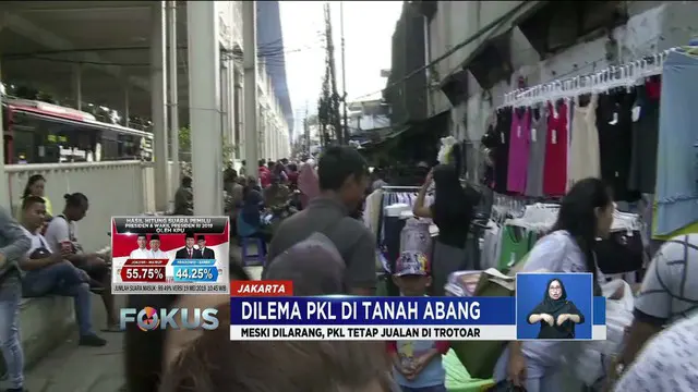 Meski Dilarang, PKL Tanah Abang Tetap Jualan di Trotoar