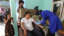 Petugas melakukan pengambilan sample darah warga di Cinere, Depok, Rabu (28/6/2019). Dinas Kesehatan Depok dan Puskesmas Cinere melakukan investigasi sumber penyakit dan sampel darah warga di kawasan ini terkait sudah lebih dari sepekan 12 warga terjangkit hepatitis A. (merdeka.com/Arie Basuki)