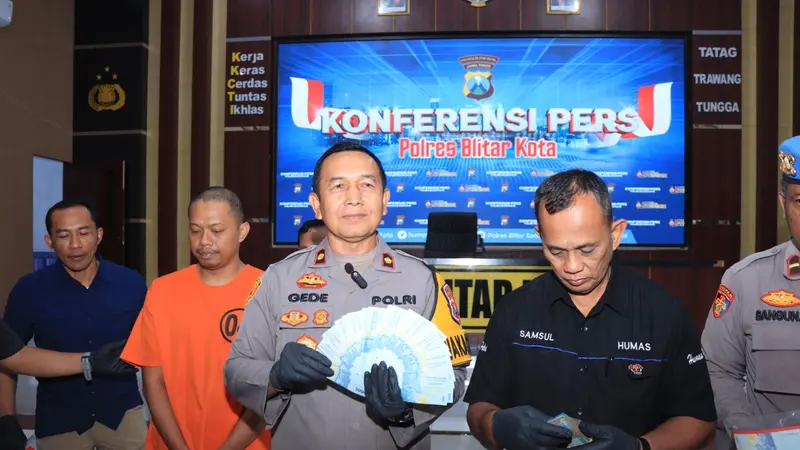 Polisi mengamankan lembaran uang palsu di Blitar. (Istimewa)