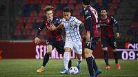 Striker Inter Milan, Lautaro Martinez, berusaha melewati pemain Bologna pada laga Serie A di Stadion Renato Dall'Ara, Sabtu (3/4/2021). Inter Milan menang dengan skor 1-0. (Massimo Paolone/LaPresse via AP)