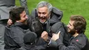 Pelatih Manchester United, Jose Mourinho, melakukan selebrasi usai menjuarai Piala Europa dengan mengalahkan Ajax Amsterdam pada final Liga Europa di Friends Arena, Stockholm, Rabu (24/05/2017). Manchester United menang 2-0. (EPA/Vassil Donev)