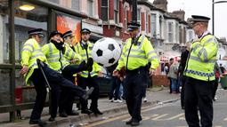 Polisi bermain bola jelang pertandingan antara West Ham United melawan MU di Stadion Upton Park, London, (10/5/2016). (Reuters/Eddie Keogh)