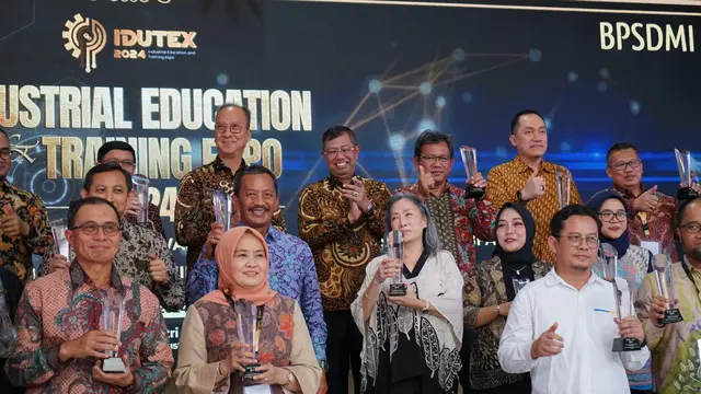 Kementerian Perindustrian (Kemenperin) memberikan predikat ndustri Penerima Lulusan Perguruan Tinggi Terbanyak kepada PT Indonesia Morowali Industrial Park (IMIP). (Dok IMIP)