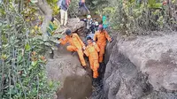 Proses evakuasi pendaki yang meninggal dunia, Selasa (20/8/2019). (Liputan6.com/Dok Basarnas Jambi)