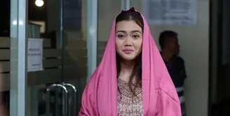 Julia Perez, seminggu belakangan ini disiarkan mengalami penurunan dalam kesehatannya. Bahkan ia juga dikabarkan kritis lantaran penyakit kanker serviks yang dideritanya. (Deki Prayoga/Bintang.com)