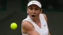 Petenis Rumania, Simona Halep mengembalikan bola ke arah lawannya petenis China, Shuai Zhang pada perempat final Grand Slam Wimbledon di London, Selasa (9/7/2019). Halep mengalahkan petenis non-unggulan asal China dengan memetik kemenangan 7-6, 6-1. (AP Photo/Tim Ireland)