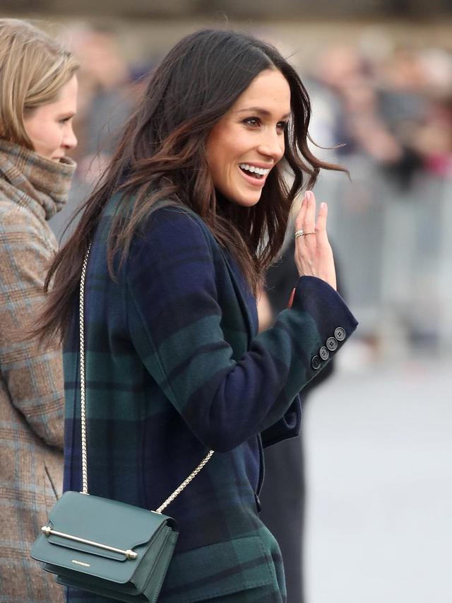 Meghan memakai tas tangan saat kunjungan kerajaan ke Edinburgh.