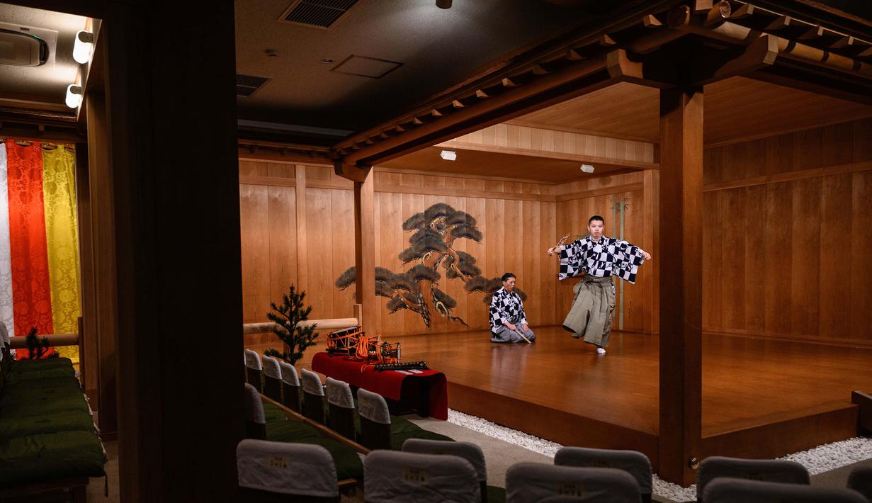 Kennosuke Nakamori (kanan) dan ayahnya Kanta Nakamori berlatih di Kamakura Noh Theatre, Kamakura, Prefektur Kanagawa, Jepang, 29 Juli 2020. Pandemi COVID-19 telah memengaruhi teater di seluruh dunia, termasuk drama yang diturunkan dari generasi ke generasi sejak abad ke-14 ini. (Philip FONG/AFP)