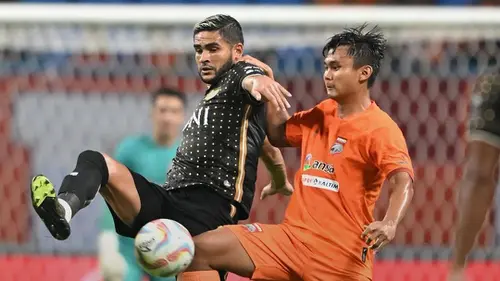 Striker Bhayangkara FC, Junior Brandao mendapatkan penjagaan dari bek Borneo FC Samarinda, I Komang Teguh Trisnanda dalam laga lanjutan BRI Liga 1 2023/2024, Senin (26/2/2024). (Dok. Borneo FC Samarinda)