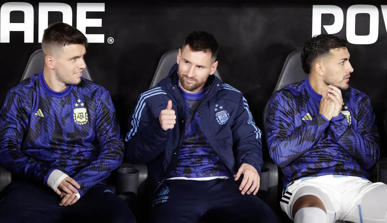 Pemain Timnas Argentina, Lionel Messi (tengah), mengacungkan tanda jempol dari bangku cadangan saat pertandingan Kualifikasi Piala Dunia 2026 zona CONMEBOL melawan Paraguay di Stadion Mas Monumental, Jumat (13/10/2023) pagi WIB. Pelatih Argentina, Lionel Scaloni, menaruh Lionel Messi di bangku cadangan dikarenakan La Pulga tidak dalam kondisi 100 persen bugar. (AFP/Juan Mabromata)