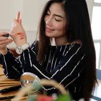 Ilustrasi perempuan membuat video tutorial makeup. (c) psisaa/Depositphotos