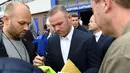 Penyerang baru Everton Wayne Rooney, memberikan tanda tangan pada penggemarnya saat konferensi pers di Goodison Park di Liverpool (10/8). (AFP Photo/Paul Ellis)