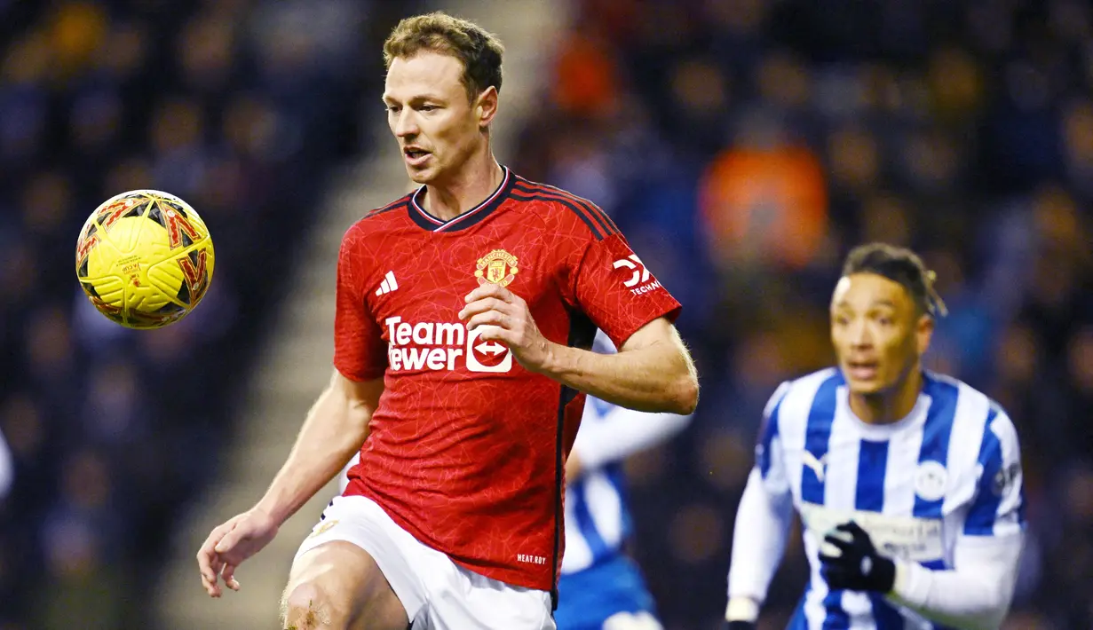 Jonny Evans bermain cukup tangguh mengawal lini belakang MU. Ia juga rajin membantu serangan. (AFP/Paul Ellis)