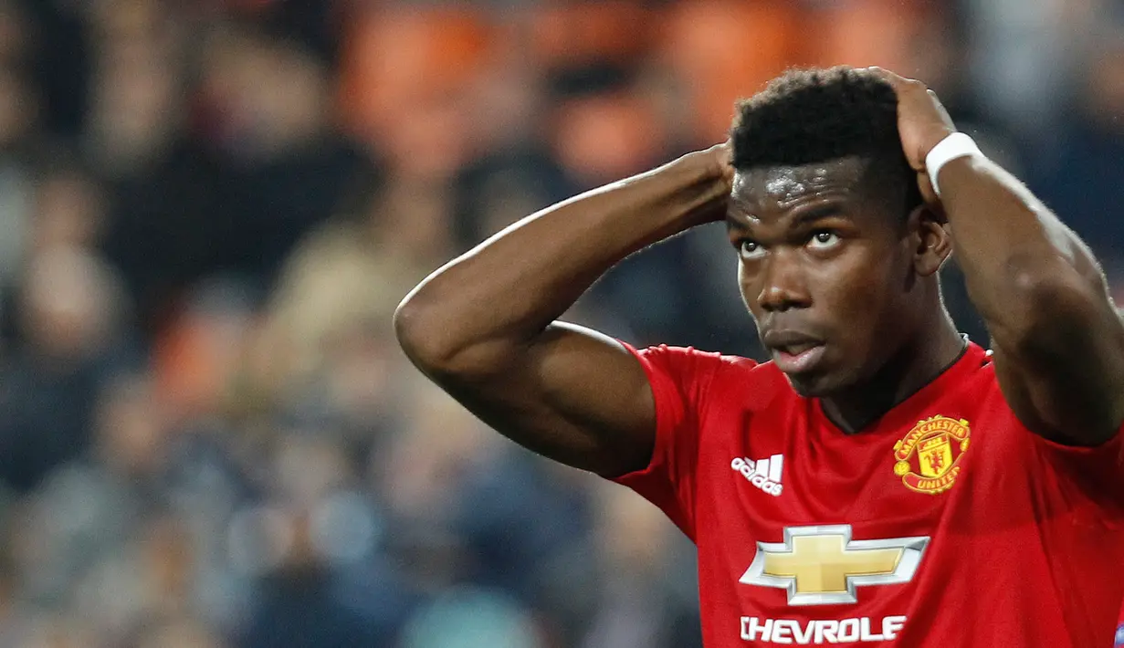 Ekspresi pemain Manchester United (MU), Paul Pogba saat gagal mencetak gol ke gawang Valencia pada babak penyisihan Grup H Liga Champions di Stadion Mestalla, Valencia, Spanyol, Rabu (12/12). MU kalah 1-2 atas Valencia. (AP Photo/Alberto Saiz)