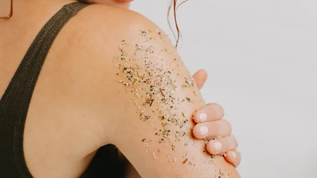 Kriteria Body Scrub untuk Cerahkan Kulit dan Tips Penggunaan untuk Maksimalkan Perawatan Tubuh