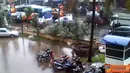 Citizen6, Jakarta: Genangan air setelah turun hujan merendam area parkir dan sebagian ruas jalan yang memperparah kemacetan di Ruko Sutera Niaga I, Serpong. (Pengirim: Sugiarto)
