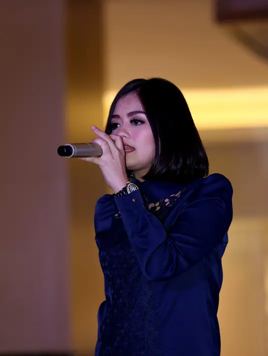 'Acara ini bagus juga karena enggak cuma nampilin satu bakat aja, gak nyanyi atau akting, presenting aja kan,' ujar Tika lagi. (Andy Masela/Bintang.com)