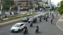 Kendaraan melintasi Jalan MH Thamrin, Jakarta, Senin (24/5/2020). Kepala Dinas Perhubungan Provinsi DKI Jakarta Syafrin Liputo mengungkapkan kebijakan ganjil genap terhadap sepeda motor belum akan diterapkan dan hanya berlaku bagi kendaraan roda empat. (Liputan6.com/Immanuel Antonius)