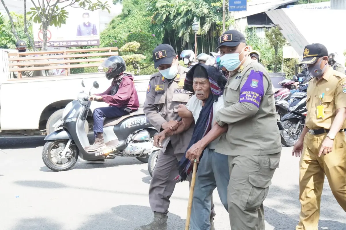 Jelang Ramadan, sebanyak 13 tunawisma dan pengemis di Kabupaten Tangerang, diamankan Satpol PP, Kamis (31/3/2022).
