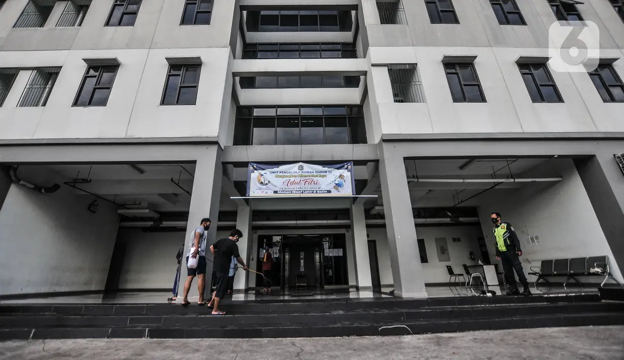 Warga melakukan penyemprotan disinfektan secara berkala selama masa pandemi Covid-19 di Rusunawa Nagrak, Marunda, Kecamatan Cilincing, Jakarta Utara, Selasa (15/6/2021). Harga sewa Rusunawa Nagrak sebesar Rp765 ribu per bulan. (merdeka.com/Iqbal S. Nugroho)