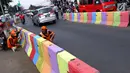 Petugas PPSU melakukan pengecatan pemisah jalan di Jalan Raya Ragunan sekitar Pasar Minggu, Jakarta, Selasa (24/7). Di kawasan ini pemisah jalan di cat warna warni sehingga terlihat lebih semarak. (Liputan6.com/Helmi Fithriansyah)