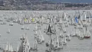 Ribuan kapal berlayar untuk memulai perlombaan tahunan Barcolana di sekitar Pelabuhan Trieste, Italia, Minggu (11/10). Barcolana merupakan salah satu perlombaan kapal layar tahunan terbesar di dunia yang dimulai sejak 1969. (REUTERS/Stefano Rellandini)