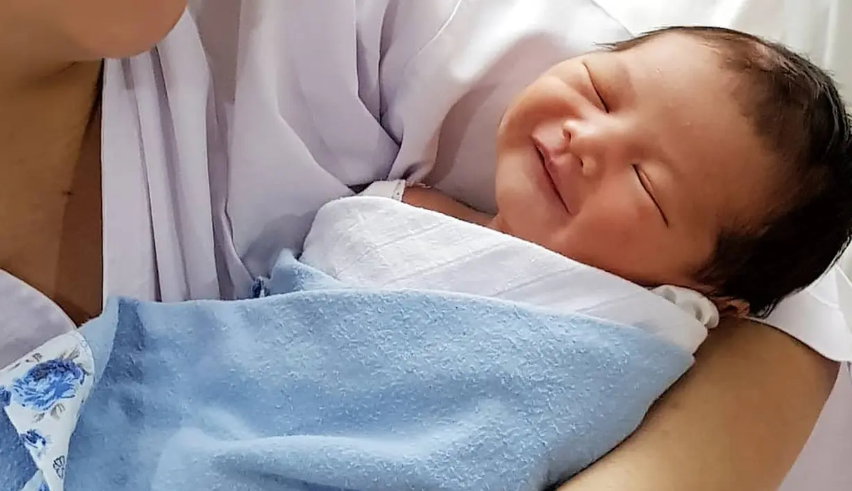 Kebahagiaan tengah dirasakan pasangan Lucky Perdana dan Veronika. Senin, 9 April Veronika melahirkan anak pertamanya di Rumah Sakit Pondok Indah, Jakarta Selatan. Bayi mungil yang baru beberapa hari lahair itu tersenyum. (Instagram/_luckyperdana)