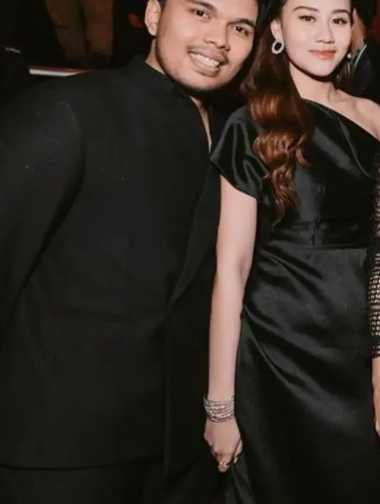 Keduanya kompak mengenakan baju hitam, Aaliyah mengenakan gaun one shoulder dan Thariq dibalut jas hitamnya. [@rizkybillar]