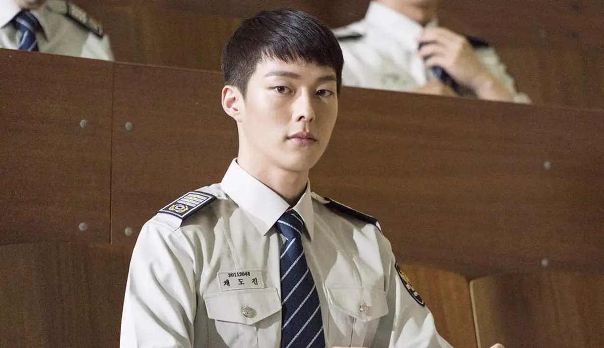 Jang Ki Yong jadi pusat perhatian publik setelah ia bermain dalam drama Come and Hug Me. Akan tetapi siapa yang menyangka jika cowok ganteng ini mengalawi kariernya sebagai model profesional. (Foto: soompi.com)