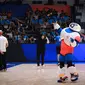 Maskot Piala Dunia FIBA 2023, JIP yang merupakan singkatan dari tiga negara tuan rumah, Jepang, Indonesia dan Filipina menghibur para penonton saat jeda laga pembuka Grup H Piala Dunia FIBA 2023 antara Timnas Basket Latvia melawan Timnas Basket Lebanon di Indonesia Arena, Kompleks Gelora Bung Karno, Senayan, Jakarta, Jumat (25/08/2023). (Bola.com/Bagaskara Lazuardi)