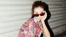Salah satu fashion item Yuki Kato adalah kacamata. Selain melindungi dari sinar matahari, penampilan pemain sinetron Heart Series ini makin stylish dengan kacamata.(Liputan6.com/IG/@yukikt)