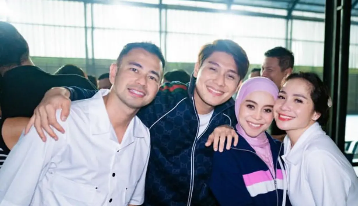 Lesti Kejora hadir bersama suaminya, Rizky Billar. Lesti tampil mengenakan jaket hitam dengan inner dan kerudung putih. [@lestikejora]