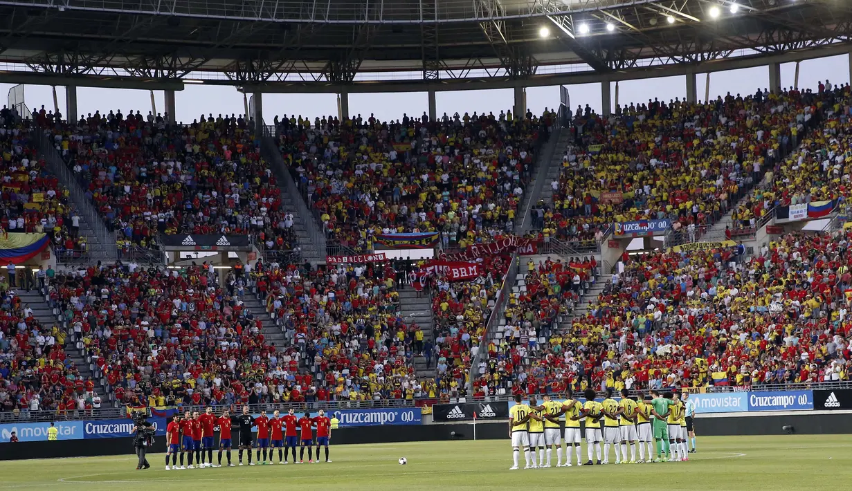 Suasana mengheningkan cipta dan doa untuk korban penyerangan di London sebelum laga Spanyol melawan Kolombia di di Estadio Nueva Condomina, Murcia, Spanyol (7/6/2017). (AP/Alberto Saiz)