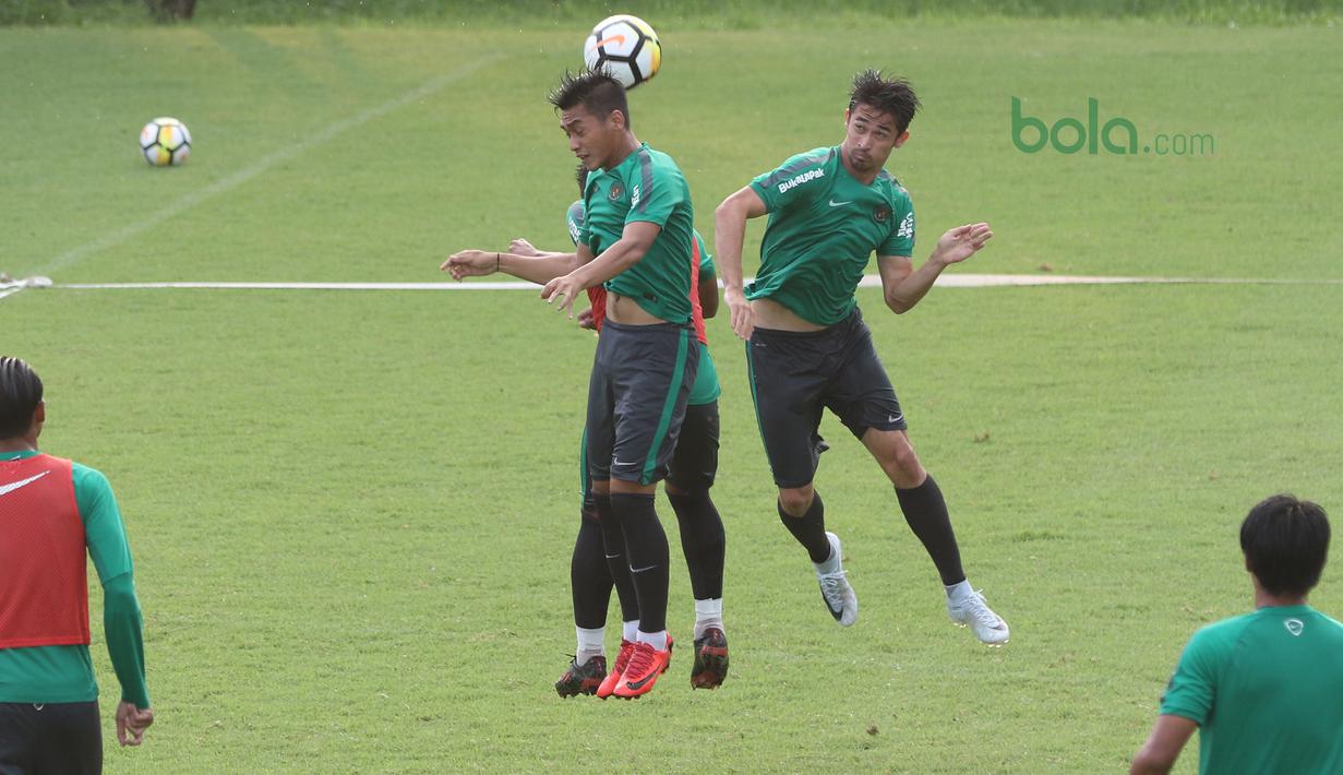 Duel Septian David dan Gavin Kwan Adsit (kanan) pada sesi latihan di Lapangan A,B,C, Senayan, Jakarta (18/2/2018). Latihan ini merupakan persiapan Asian Games 2018. (Bola.com/Nick Hanoatubun)