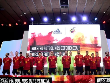 Pemain Timnas Spanyol berpose saat presentasi jersey baru untuk Piala Eropa 2020 di Las Rozas de Madrid, Spanyol, Selasa (12/11/2019). Timnas Spanyol memperkenalkan jersey baru untuk menyambut Piala Eropa 2020. (OSCAR DEL POZO/AFP)