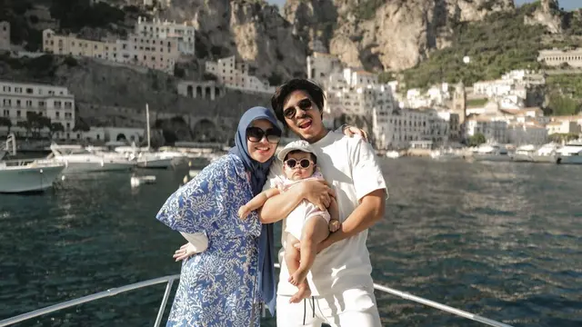 8 Ide Baju Couple Keluarga ala Atta Halilintar-Aurel Hermansyah, Selalu Kompak!