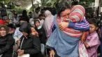 Sejumlah kerabat dan keluarga histeris sambut kedatangan jenazah kecelakaan Tanjakan Emen Kabupaten Subang di RSUD Tangsel, Ciputat, Minggu (11/2). Jenazah tiba untuk dimandikan dan disalatkan sebelum dibawa ke TPU. (Liputan6.com/Fery Pradolo)