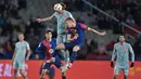 Pemain Atletico Madrid, Pablo Barrios (tengah kiri) berduel udara dengan pemain Barcelona, Daniel Olmo dalam laga leg 1 semifinal Copa del Rey 2024/2025 di Estadi Olimpic Lluis Companys, Barcelona, Rabu (26/02/2025) dini hari WIB. (AFP/Lluis Gene)