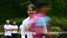 Pelatih Inter Milan, Simone Inzaghi menyaksikan pemainnya berlari selama sesi latihan tim  di tempat latihan klub di Appiano Gentile, utara Milan, pada 5 Juni 2023. (AFP/Gabriel Bouys)