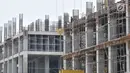 Pekerja menyelesaikan proyek pembangunan Apartemen Meikarta di Cikarang, Bekasi, Jawa Barat, Kamis (18/10). Bupati Bekasi Neneng Hasanah Yasin dan sejumlah pihak diduga menerima hadiah Rp 13 M terkait proyek Meikarta. (Merdeka.com/Iqbal Nugroho)