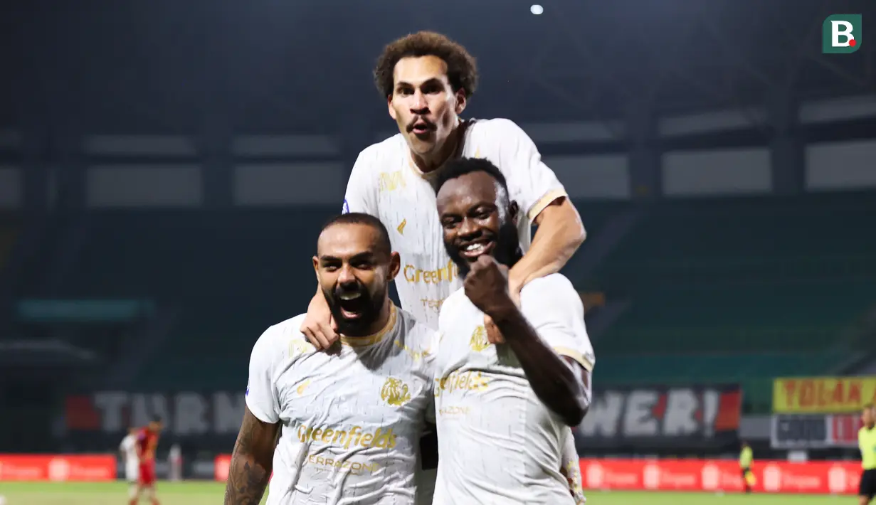 Dalberto (kiri), Pablo Oliveira (tengah) dan Charles Lokolingoy (kanan) melakukan selebrasi gol kedua Arema FC ke gawang Persija Jakarta  dalam laga pekan 26 BRI Liga 1 2024/2025 yang digelar di Stadion Patriot Candrabhaga, Bekasi, Minggu (9/3/2025) malam WIB.