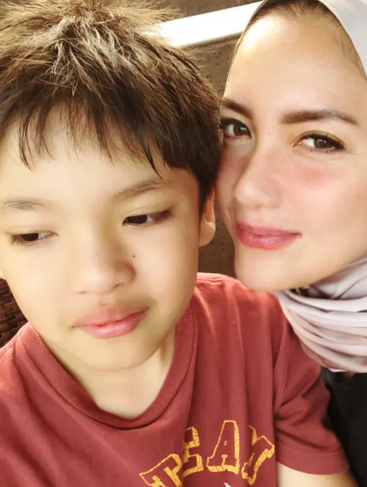 Melalui akun Instagram pribadinya, Tia Ivanka memamerkan penampilan barunya yaitu berhijab. Tentu saja penampilan barunya ini mendapatkan respon positif dari warganet. (Foto: instagram.com/tiaivankka)