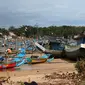 Badai Cempaka dan sikon tropis Dahlia membuat para nelayan di pantai selatan Garut, Jawa Barat, menambatkan perahunya. (Liputan6.com/Jayadi Supriadin)