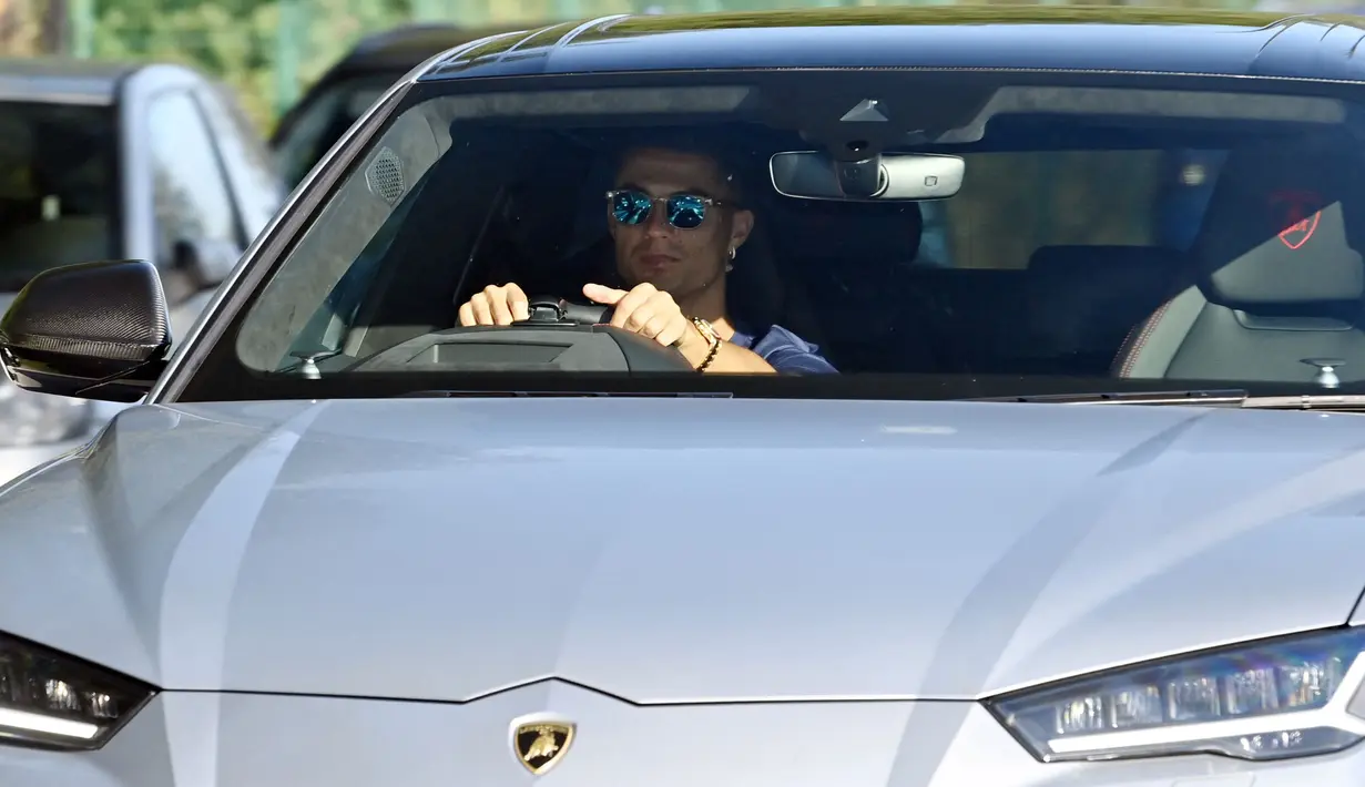 Cristiano Ronaldo mencuri perhatian usai menjalani latihan di Carrington Training Ground, Manchester, Rabu 8 September 2021.Salah satunya karena mobil yang dipakai, yakni super SUV Lamborghini Urus berwarna silver. (Foto: AFP/Paul Ellis)