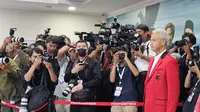 Capres nomor urut 3, Ganjar Pranowo menghadiri HUT ke-51 PDIP di Lenteng Agung, Jakarta Selatan, Rabu (10/1/2024). Ganjar tampak mengenakan jas PDI Perjuangan berwarna merah. (Liputan6.com/Delvira Hutabarat)