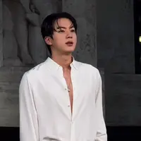 Pesona Jin BTS di Gucci Milan Fashion Week. [@wwd]