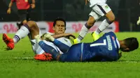 Bek Persita, M. Roby, menghalau serangan Arema dalam laga Piala Presiden 2019 di Stadion Kanjuruhan, Kabupaten Malang (13/3/2019). (Bola.com/Iwan Setiawan)