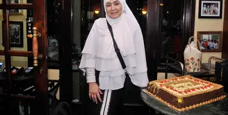 Bintang film era 1970 hingga 1990-an nama Eva Arnaz begitu dikenal. Banyak film yang dibintangi oleh perempuan berusia 58 tahun itu. Bahkan sempat mendapat sematan artis panas. Lantas, kini ia lebih banyak beribadah.(Nurwahyunan/Bintang.com)